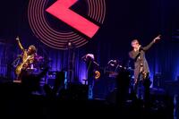 　パフォーマンスを行うＯｏｏｃｈｉｅ　Ｋｏｏｃｈｉｅの吉川晃司（右）と奥田民生　©三浦憲治