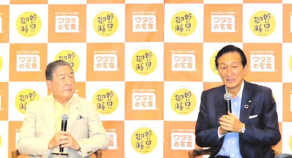 　ワタミ新商品発表会に出席したアンバサダーを務める徳光和夫アナウンサー（左）渡邉美樹会長兼ＣＥＯ