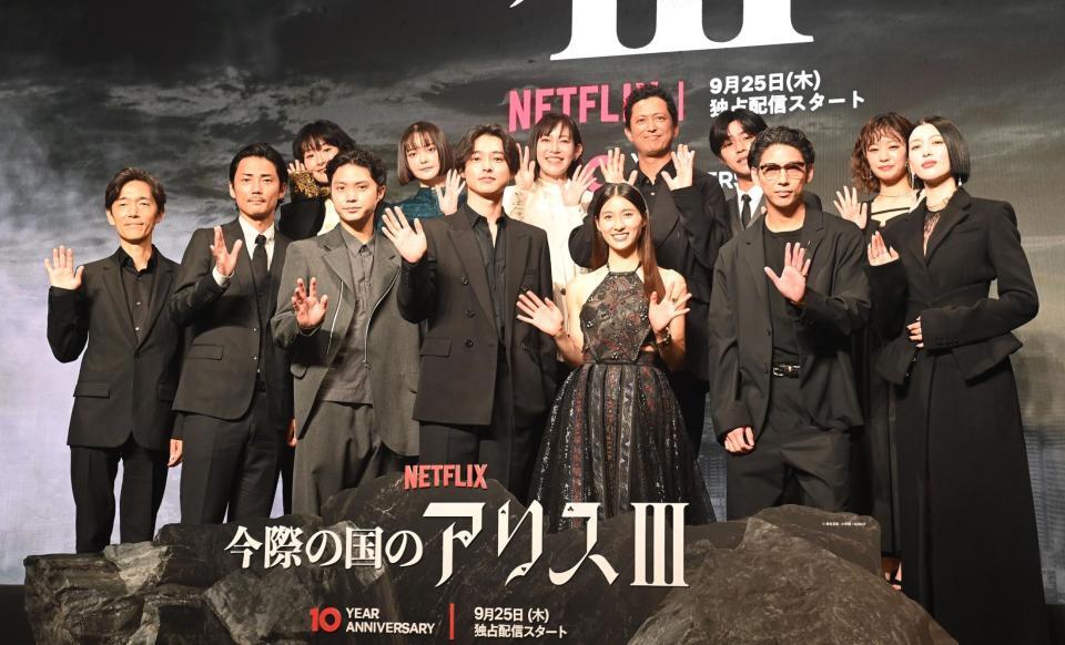 　（前列左から）佐藤信介監督、毎熊克哉、磯村勇斗、山﨑賢人、土屋太鳳、賀来賢人、三吉彩花、（後列左から）玄理、玉城ティナ、須藤理彩、池内博之、醍醐虎汰朗、吉柳咲良（撮影・園田高夫）