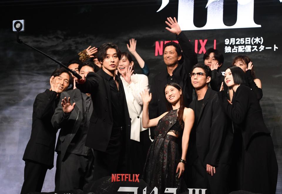 　共演者らと自撮りをする山﨑賢人（中央左）と土屋太鳳（中央右）＝撮影・園田高夫