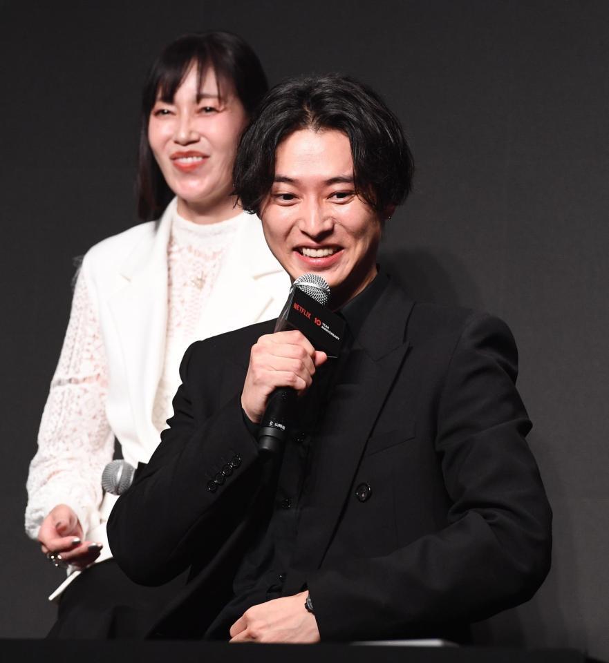 　ファンからの質問に笑顔を見せる山﨑賢人（撮影・園田高夫）