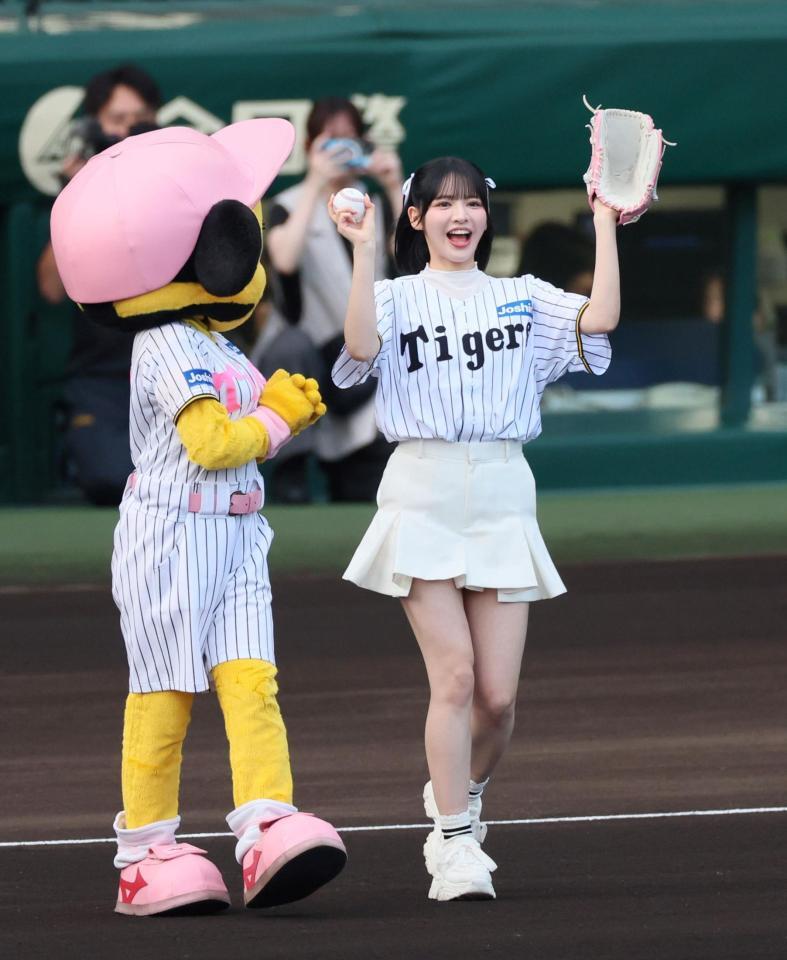 　ファーストピッチセレモニーを務め、マウンドへ向かうＦＲＵＩＴＳ　ＺＩＰＰＥＲの鎮西寿々歌（撮影・立川洋一郎）