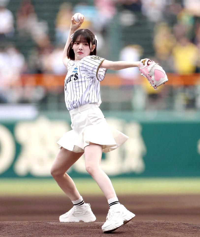 　始球式を務めるＦＲＵＩＴＳ　ＺＩＰＰＥＲ・鎮西寿々歌