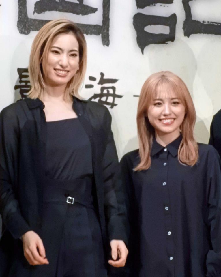 　東宝ミュージカル作品は初主演となる柚香光。右は加藤梨里香