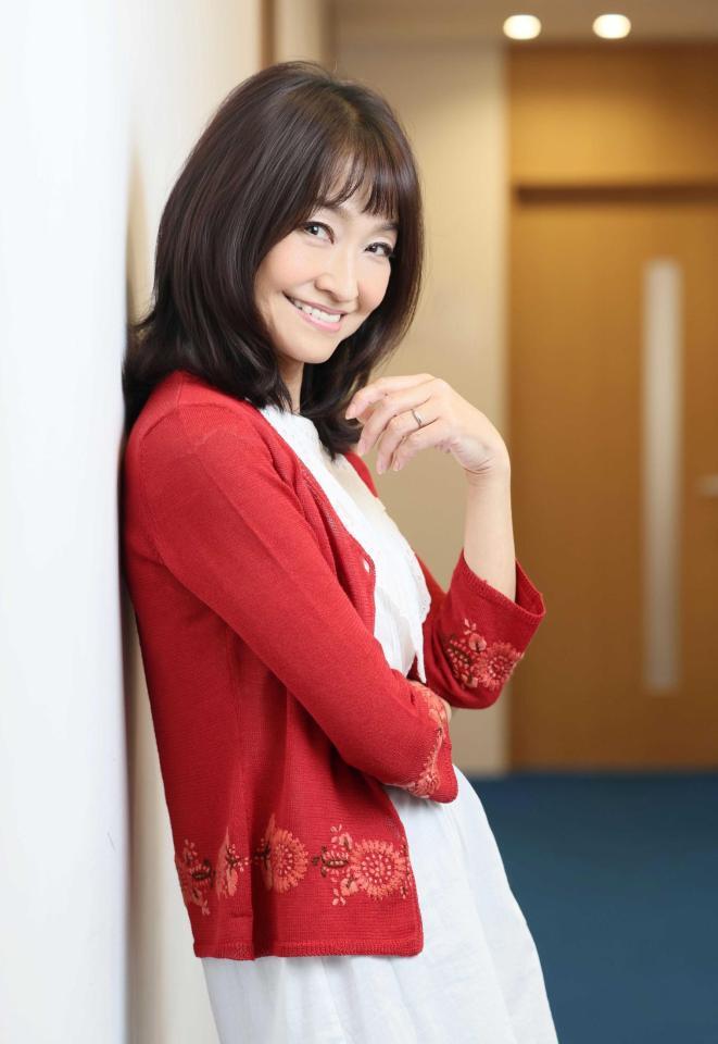 　ポーズを決める石川ひとみ（撮影・石井剣太郎）