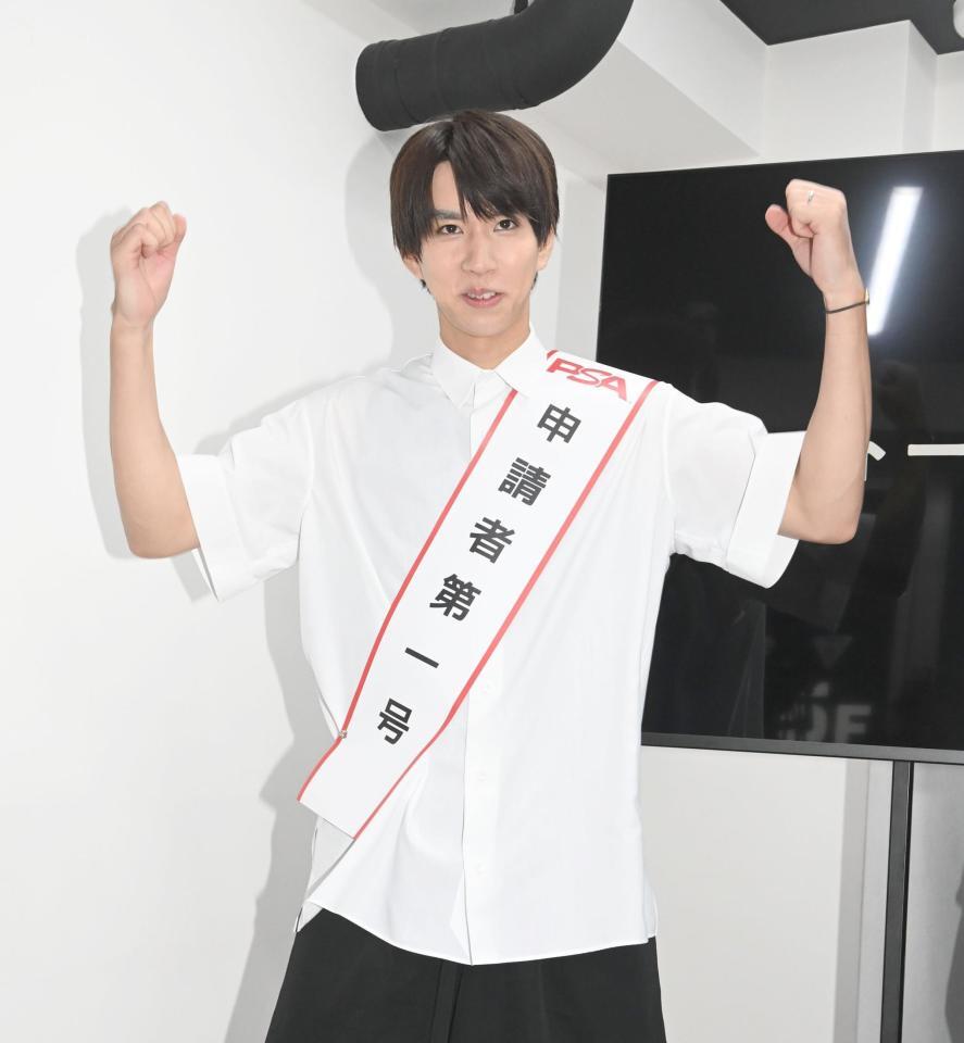 　申請者第一号のはじめしゃちょうがガッツポーズで登場する（撮影・園田高夫）