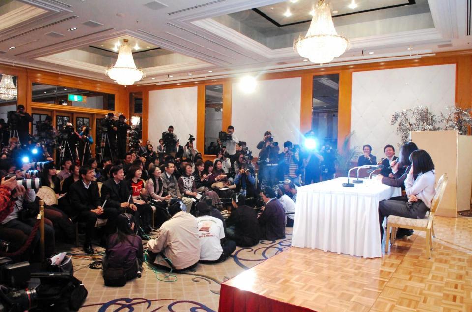 突然の結婚会見に大勢のマスコミが詰め掛けた＝２００７年撮影