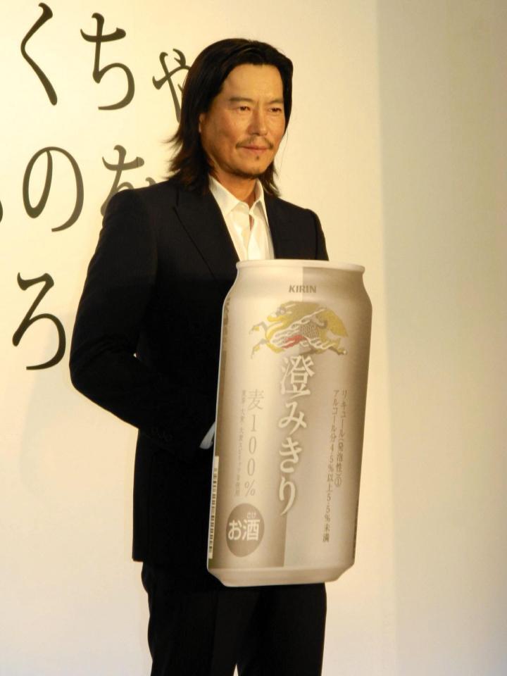 色気がすごい…。ＣＭ会見に登場した豊川悦司ら＝２０１３年撮影