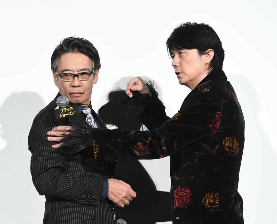 　生瀬勝久（左）と息の合ったトークをする福山雅治（撮影・園田高夫）