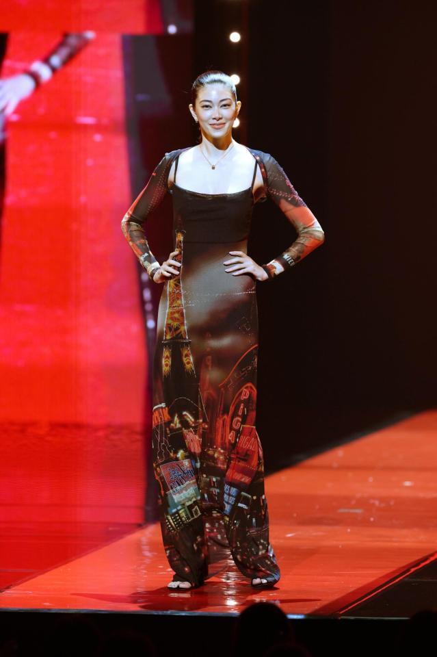 　登場しポーズをきめる森星（撮影・金田祐二）