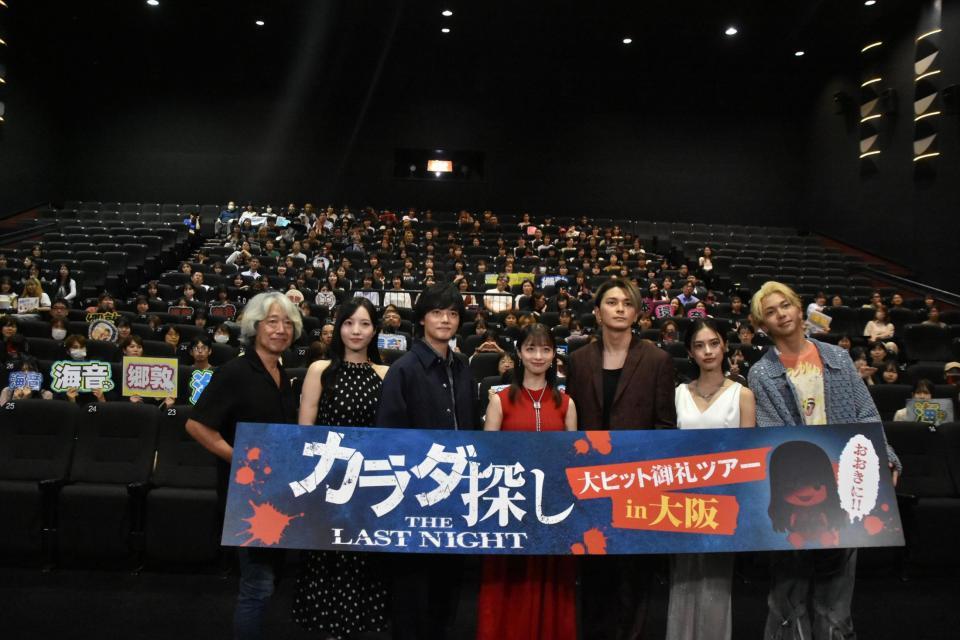 　舞台あいさつに登場した橋本環奈（中央）。（左から）羽住英一郎監督、本田真凜、櫻井海音、眞栄田郷敦、安斉星来、吉田剛明