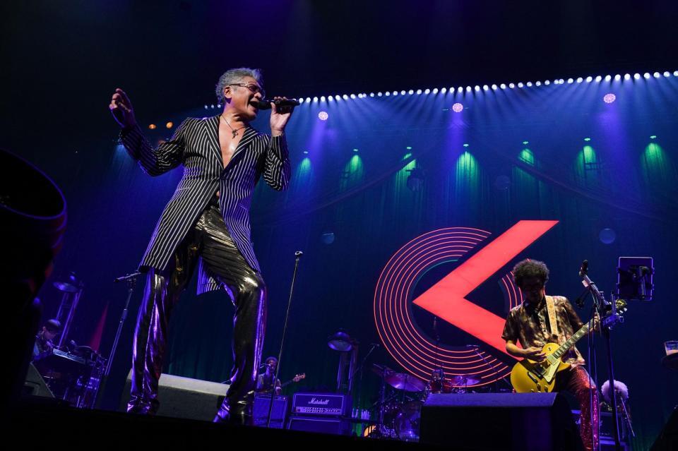 　パフォーマンスを行うＯｏｏｃｈｉｅ　Ｋｏｏｃｈｉｅの吉川晃司（左）と奥田民生　©岸田哲平