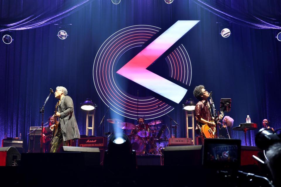 　パフォーマンスを行うＯｏｏｃｈｉｅ　Ｋｏｏｃｈｉｅの吉川晃司（左）と奥田民生　©三浦憲治