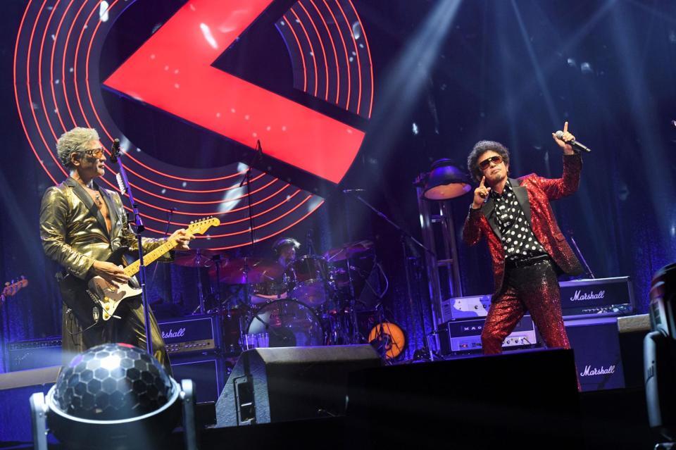 　パフォーマンスを行うＯｏｏｃｈｉｅ　Ｋｏｏｃｈｉｅの吉川晃司（左）と奥田民生　©岸田哲平