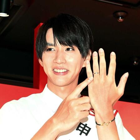 　結婚指輪を披露するはじめしゃちょー（撮影・園田高夫）