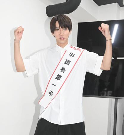 　申請者第一号のはじめしゃちょうがガッツポーズで登場する（撮影・園田高夫）