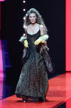 　笑顔で登場した萬田久子（撮影・金田祐二）