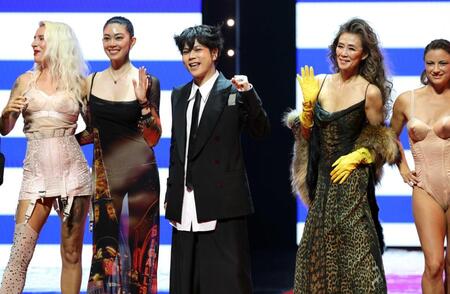 　ランウェイに登場した（左２人目から）森星、増田貴久、萬田久子