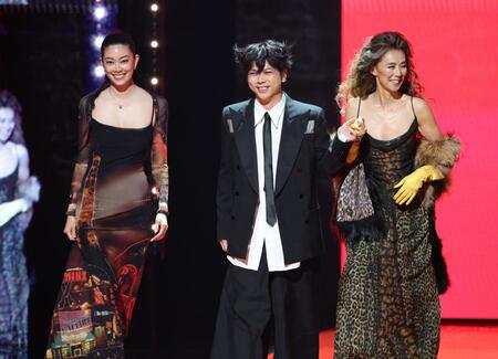 　笑顔でランウェーを歩く（左から）森星、増田貴久、萬田久子（撮影・金田祐二）