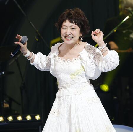 　ステージで笑顔を見せる森山良子