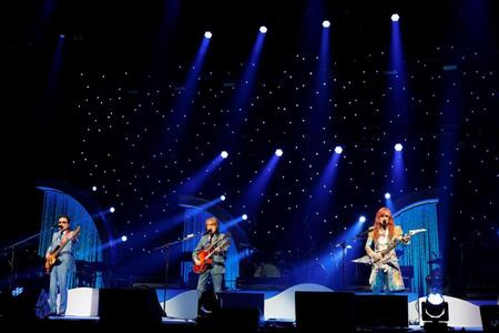 　ステージで熱唱するＴＨＥ　ＡＬＦＥＥ