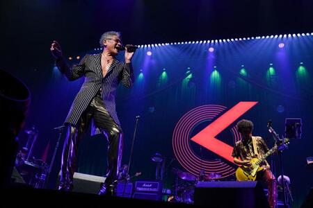 　パフォーマンスを行うＯｏｏｃｈｉｅ　Ｋｏｏｃｈｉｅの吉川晃司（左）と奥田民生　©岸田哲平