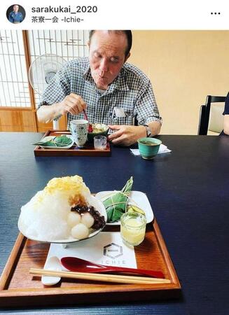 かき氷を食べる左楽さん。２０２２年７月１６日付の柳亭左楽　左楽会の公式インスタグラム＠ｓａｒａｋｕｋａｉ＿２０２０より