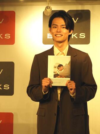 　フォトブックを手に笑顔を見せた日向亘