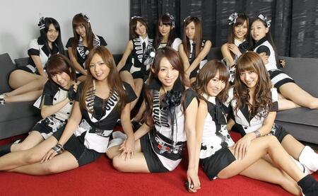 ２０１０年１１月、ＳＤＮ４８のメンバーと。前列左から２人目が野呂佳代