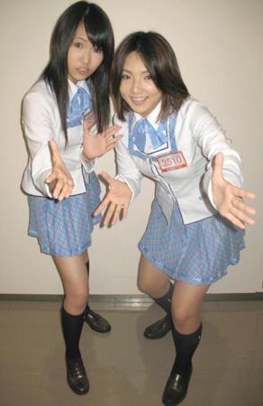 ２００７年１０月、Ｍ－１グランプリで２回戦進出を決めた「なちのん」ことＡＫＢ４８の佐藤夏希（左）と野呂佳代