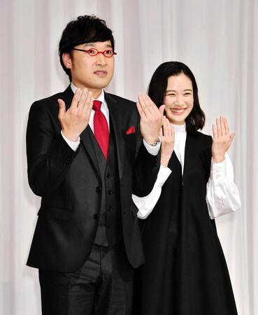 　結婚指輪がないのでエアーでポーズをとる結婚会見の山里亮太（左）と蒼井優＝２０１９年撮影