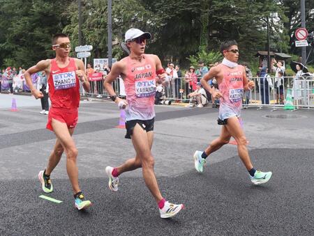 　３５キロ競歩で銅メダルを獲得した勝木隼人（右端）と１８位の川野将虎（中央）＝撮影・石井剣太郎
