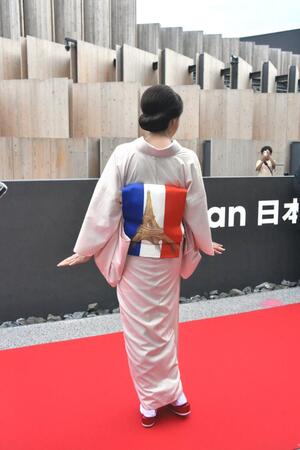 　トリコロールの帯にエッフェル塔をあしらった着物で登場した藤原紀香
