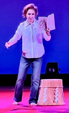 　一人舞台劇で力を込めて読み語りする浅野温子