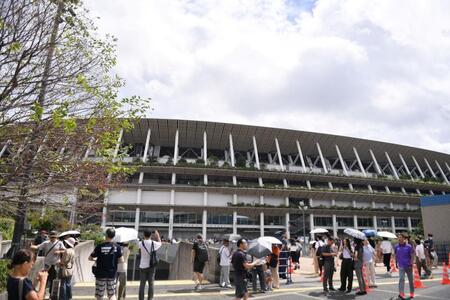 　ブルーインパルスの展示飛行を待つ人々（撮影・開出牧）