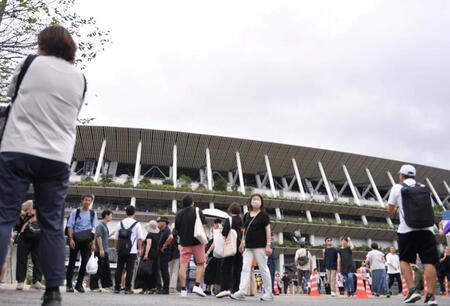 　ブルーインパルス周遊が中止となり帰途につく人々（撮影・開出牧）