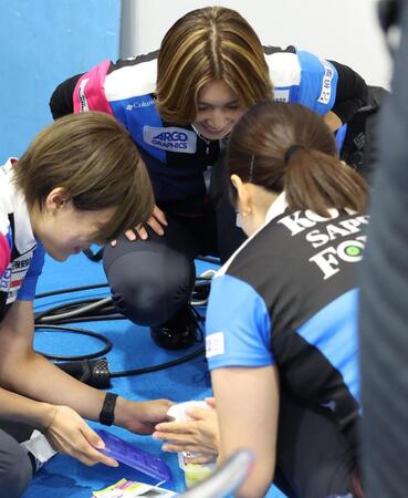 　休憩時、フルーツが詰まった箱の蓋を開け、笑顔でのぞき込む吉村紗也香（中央）、小野寺佳歩（左）らフォルティウス（撮影・吉澤敬太）