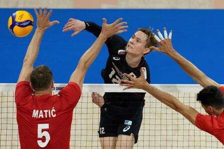 　１次リーグのトルコ戦でスパイクを放つ高橋藍（ＡＰ＝共同）