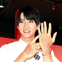 　結婚指輪を披露するはじめしゃちょー（撮影・園田高夫）