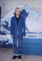 　パネルの前で笑顔の高橋海斗（撮影・金田祐二）