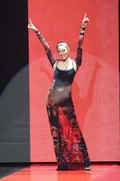 　登場しポーズをきめる森星（撮影・金田祐二）