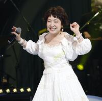 　ステージで笑顔を見せる森山良子