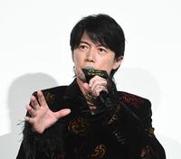 　撮影エピソードを話す福山雅治（撮影・園田高夫）