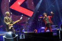 　パフォーマンスを行うＯｏｏｃｈｉｅ　Ｋｏｏｃｈｉｅの吉川晃司（左）と奥田民生　©岸田哲平