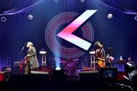 　パフォーマンスを行うＯｏｏｃｈｉｅ　Ｋｏｏｃｈｉｅの吉川晃司（左）と奥田民生　©三浦憲治