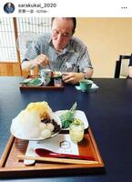 かき氷を食べる左楽さん。２０２２年７月１６日付の柳亭左楽　左楽会の公式インスタグラム＠ｓａｒａｋｕｋａｉ＿２０２０より