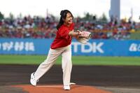 　始球式を務めた加藤夏希（楽天野球団提供）