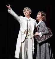 　新トップコンビの桜木みなと（左）と春乃さくら（撮影・高部洋祐）