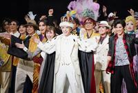 　『ＰＲＩＮＣＥ　ＯＦ　ＬＥＧＥＮＤ』で輝きを放つ桜木みなと（中央）。右手前は水美舞斗（撮影・高部洋祐）