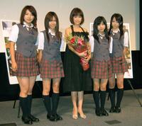 ２００７年８月、ＡＫＢ４８時代の野呂佳代（左）